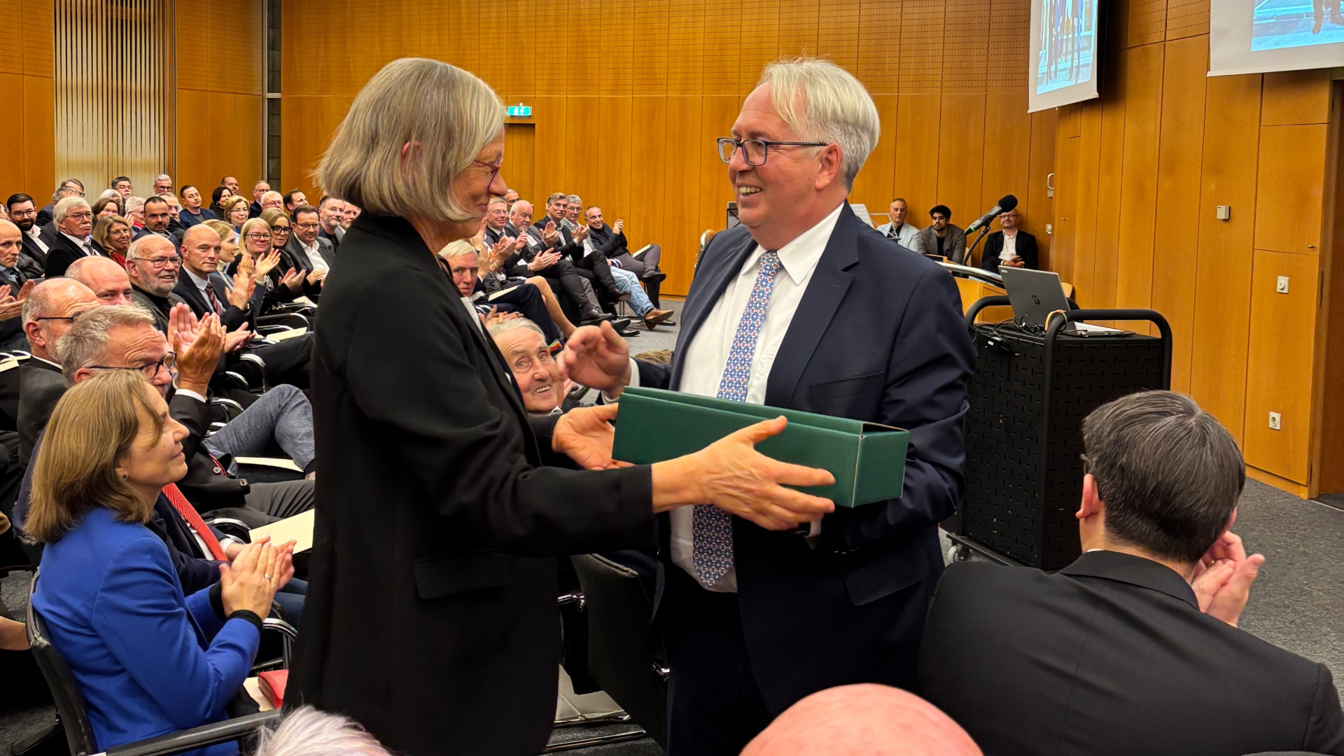 Jürgen Müller bedankt sich bei Angelika Fleischer im Kreishaus in Herford